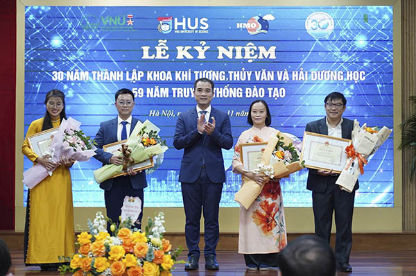 Nhận Bằng Khen